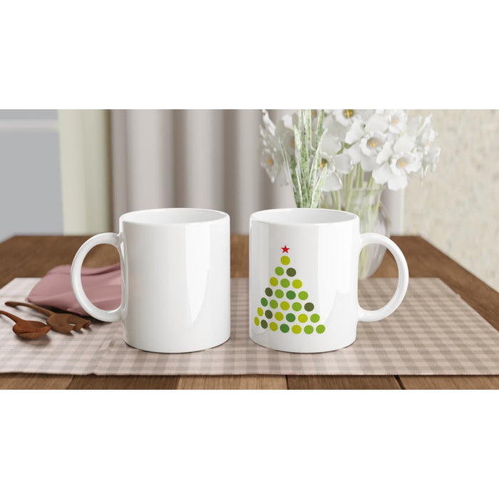 Tasse mit Tannenbaum aus grünen Kreisen mit rotem Stern