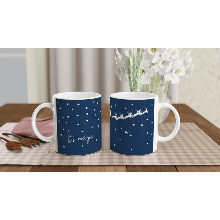 Tasse It's Magic - Weihnachtsmann mit Rentierschlitten im Sternenhimmel